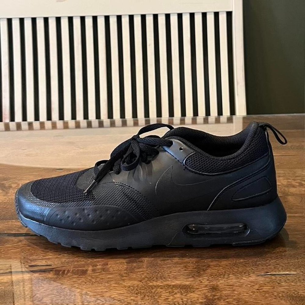 nike black knit sneakers